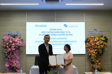 Lễ bàn giao Giấy chứng nhận đăng ký đầu tư  và ký kết Hợp đồng với tập đoàn Điện tử Stronkin