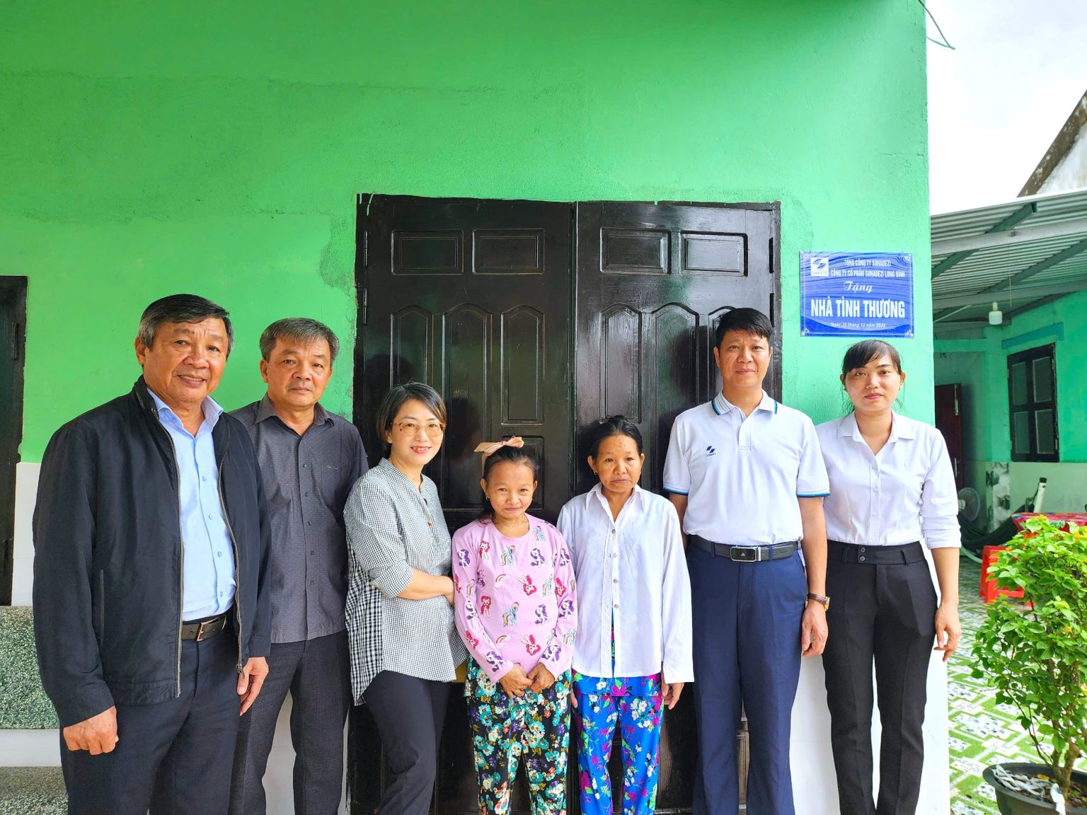 Donated five houses to disadvantaged families in My Thanh commune, Ba Tri district, Ben Tre province.